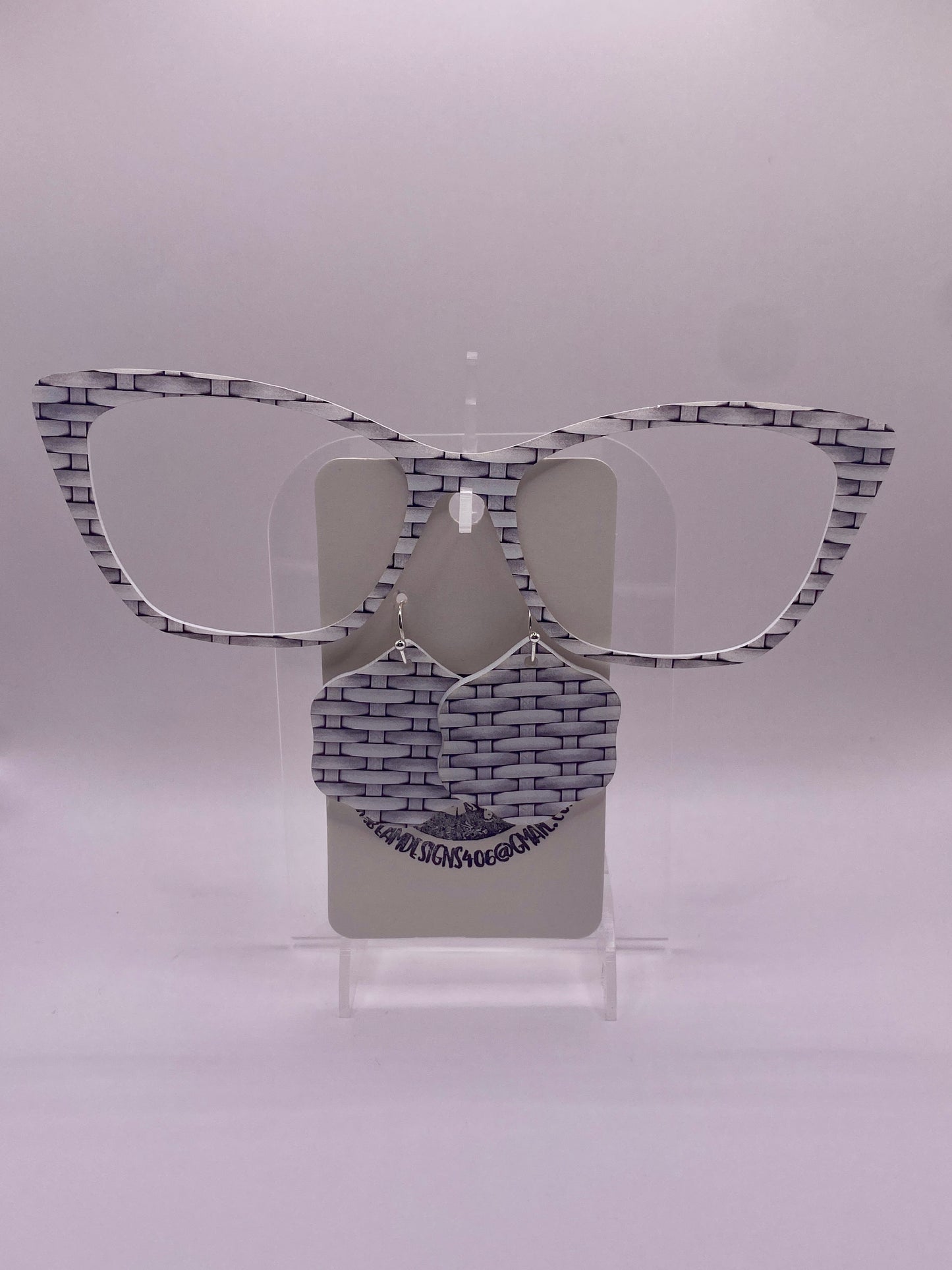 White wicker topper with earrings