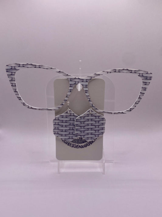 White wicker topper with earrings